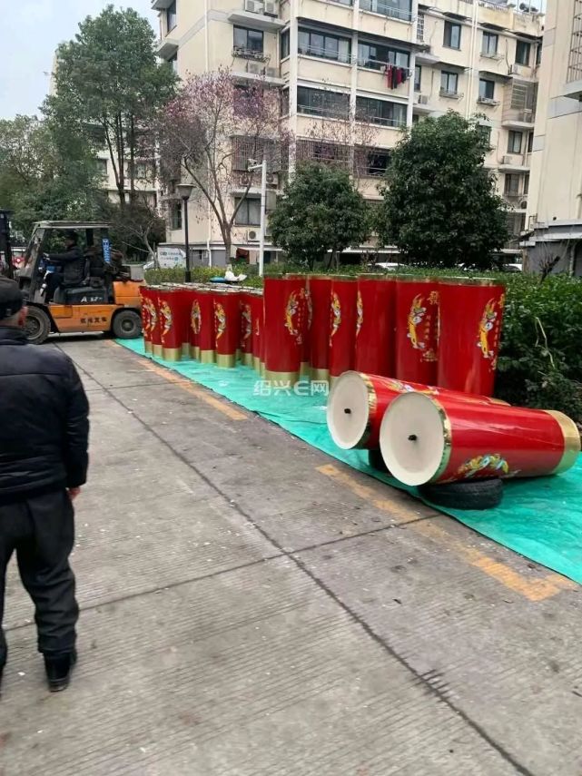 涨见识绍兴一安置小区惊现巨无霸蜡烛