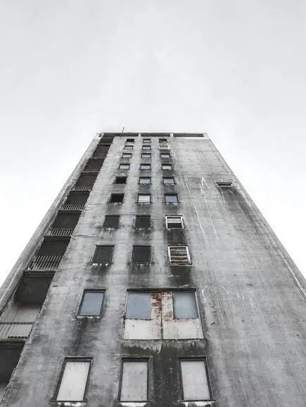 爆改破旧粮仓住进未来世界里的超级公寓