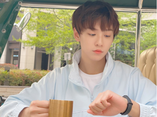 余景天在韩国参加了《produce404》的选拔,也就是韩版的101