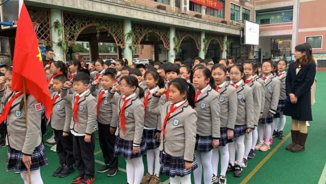 大关中学附属小学的学生们,上课地点却不在教室,而是在校园内的航空