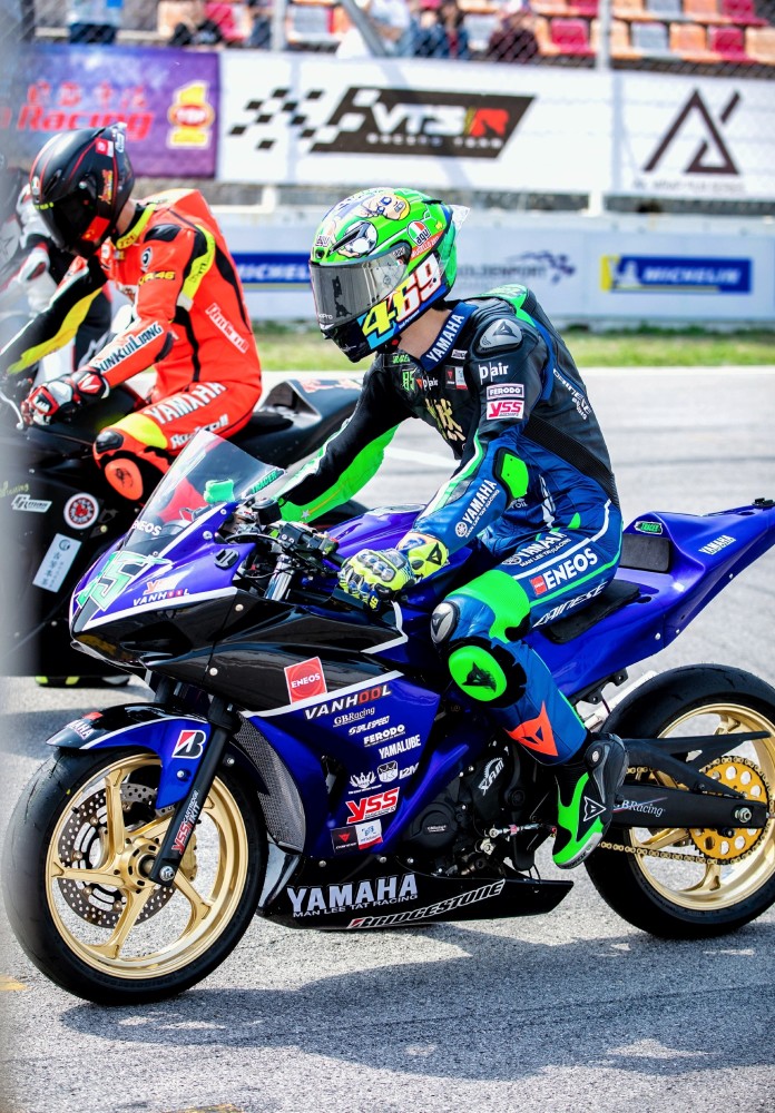 王一博骑小摩托上台,长腿无处安放反差萌,网友:你很酷,但不影响你搞笑