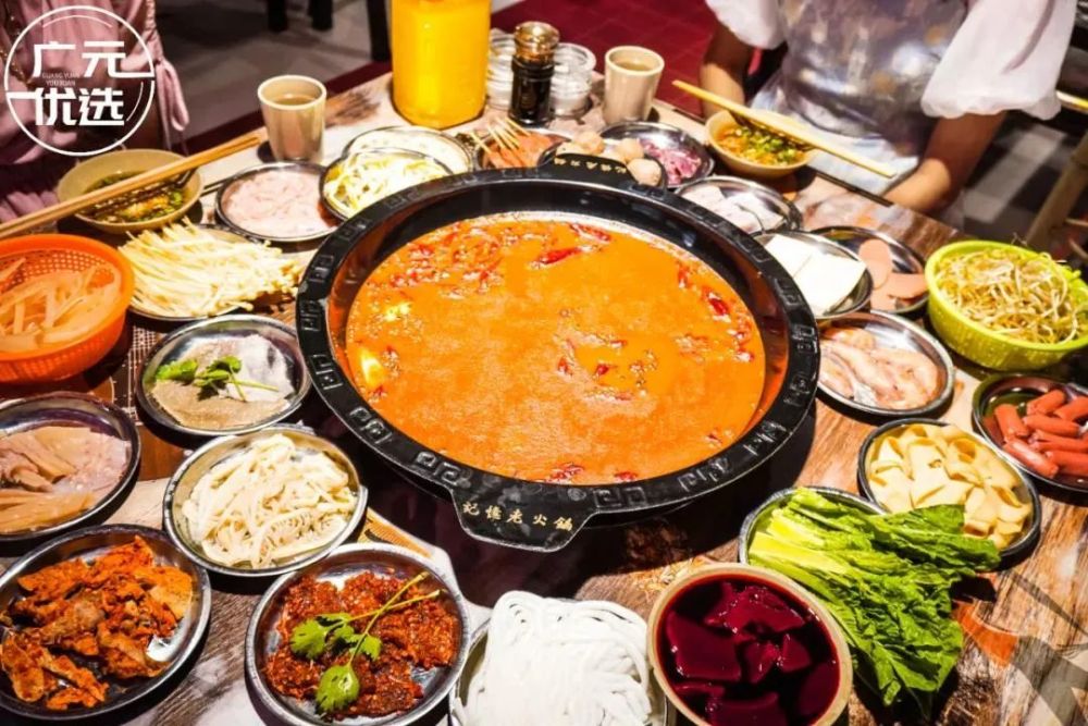 从重庆火到广元的市井火锅用簸箕上菜68元吃20道菜还包锅底和油碟