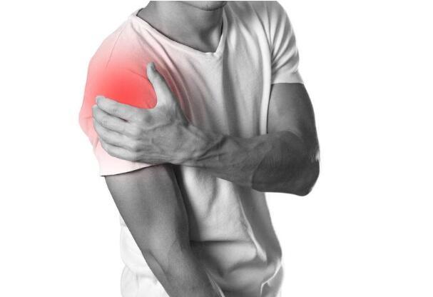 肩痛|肩痛无小事！这4种肩痛暗藏疾病“信号”，别掉以轻心！