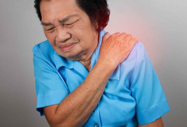 肩痛|肩痛无小事！这4种肩痛暗藏疾病“信号”，别掉以轻心！