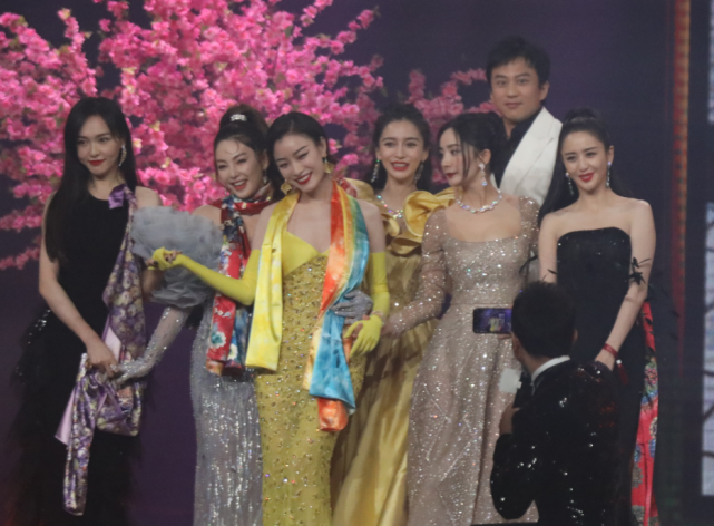 女星微博之夜同穿黄裙躲过了杨颖跟关晓彤却被倪妮给美到了