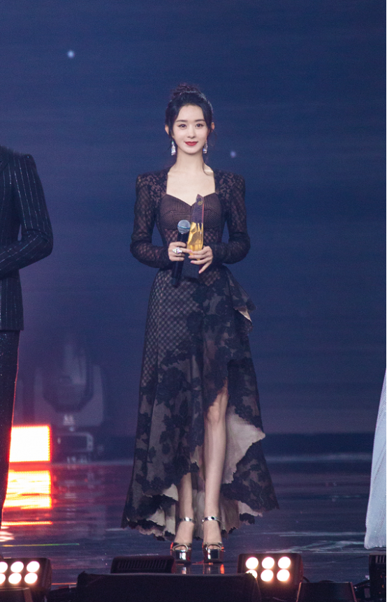 赵丽颖造型师没白换,印花礼服一改往日土气,吸睛感十足像走秀