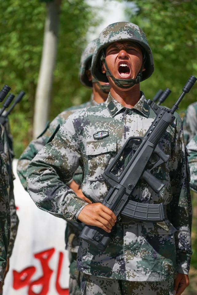 赤胆忠心中国女兵苦中有乐休闲时刻坚持同心筑梦军旅之苦尤多,却不及