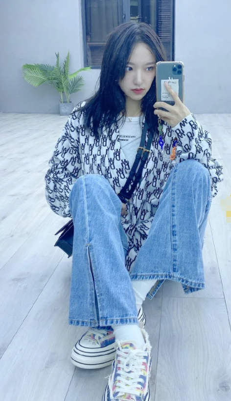 程潇全新私服照,印花衬衣配"甩腿裤,简约大方时尚感超强