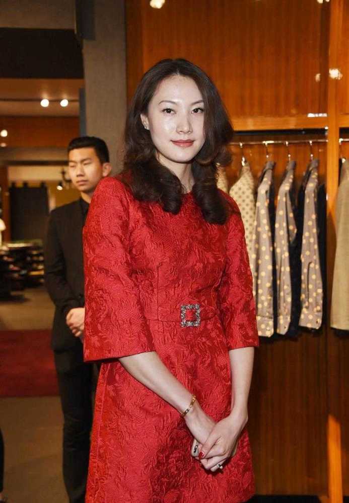 谢杏芳真有"超模范",穿红色连衣裙配黑丝袜,1米5大长腿绝了_腾讯新闻