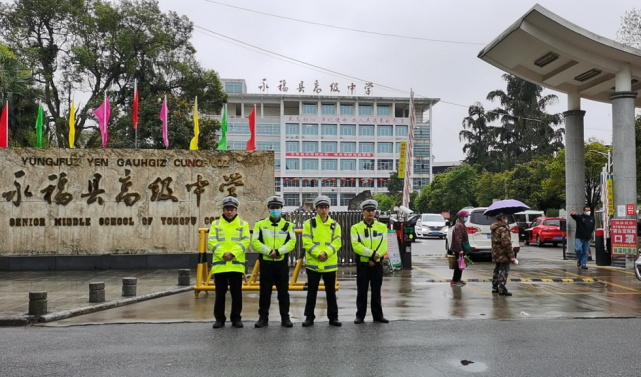 神兽开学啦看交警蜀黍的硬核护航