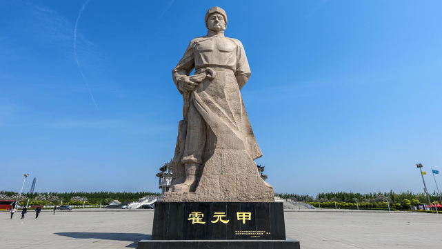 几次西洋大力士找霍元甲角斗,西洋拳师的身高体重都大及霍元甲,被