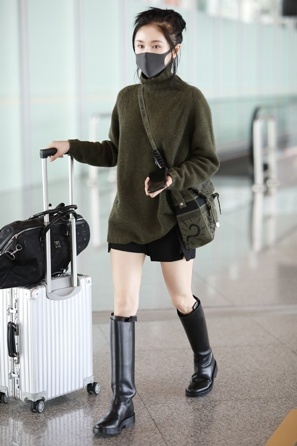 王子文又白又瘦不到一米六也有大长腿穿毛衣配长靴走路像走秀