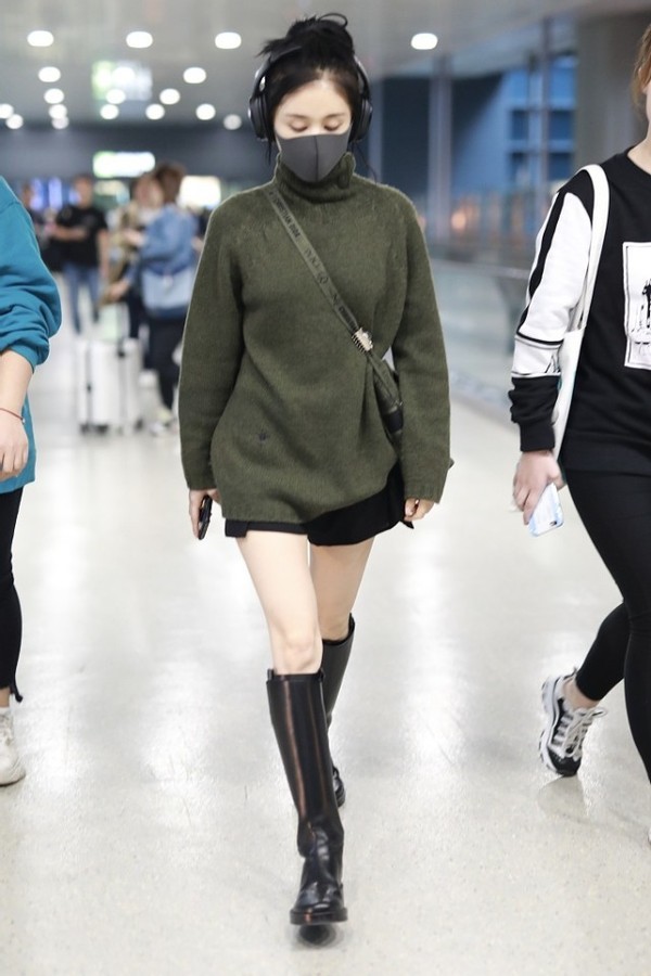 王子文又白又瘦不到一米六也有大长腿穿毛衣配长靴走路像走秀
