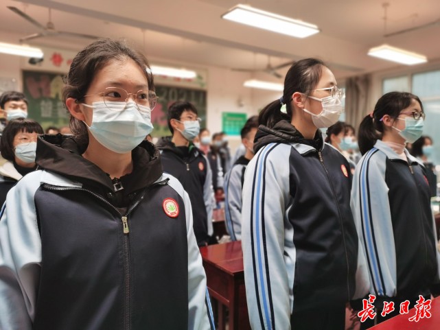 开学第一课上,汉铁高中新疆班学生唱响《我和我的祖国》