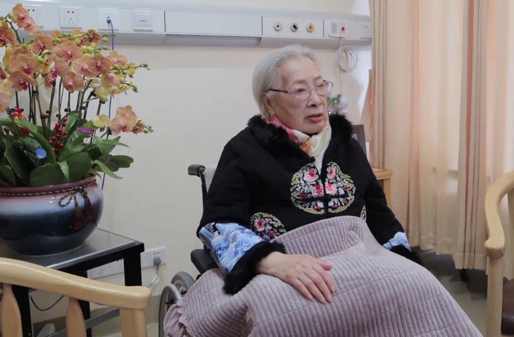 100歲秦怡在病房過生日坐輪椅戴絲巾略顯憔悴嚐遍人間疾苦