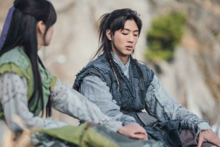 金所炫和金志洙在月升之江剧中相见时刻的剧照