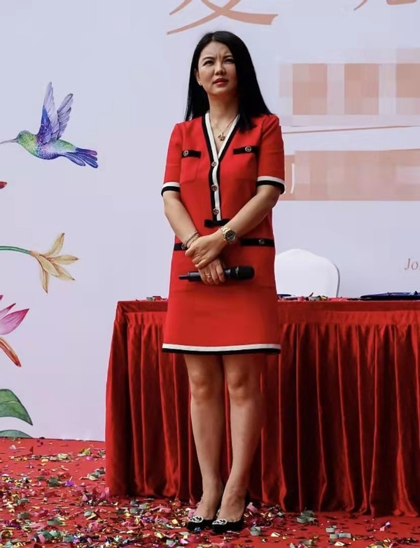 李湘颜值真不低,穿粉色连衣裙减龄又洋气,小肚子微鼓难显好身材