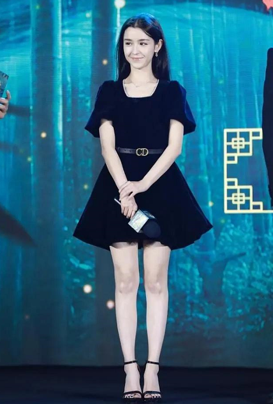 哈尼克孜才是新疆女神,穿黑色连衣裙温婉大气,基础款穿出高级感