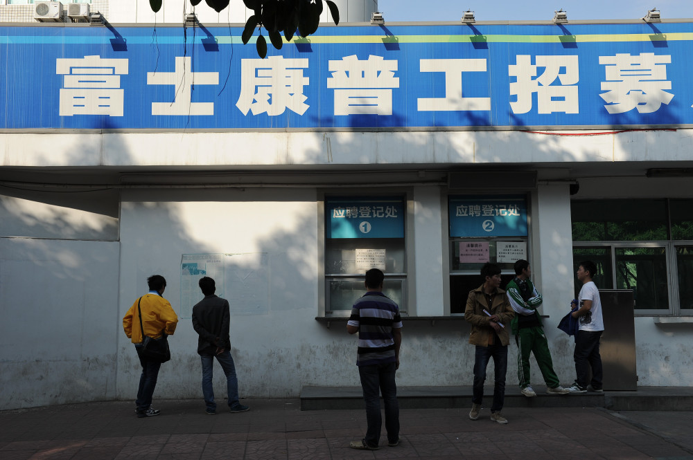 富士康进入生产淡季:手机组装量直接砍半,工人每月少赚近千元
