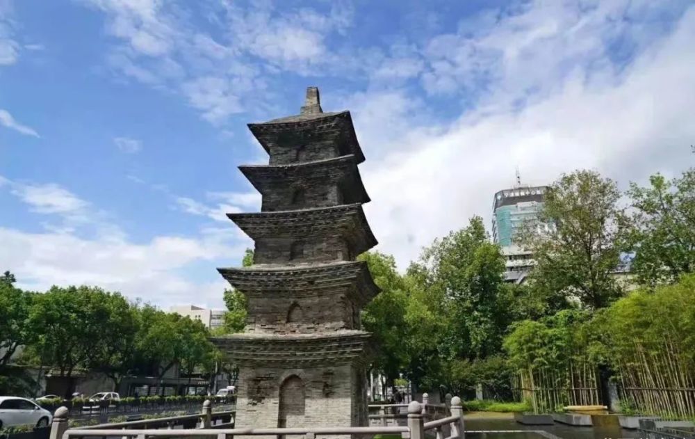 寺门两砖塔中右塔(称咸通塔)得以保留至今日.