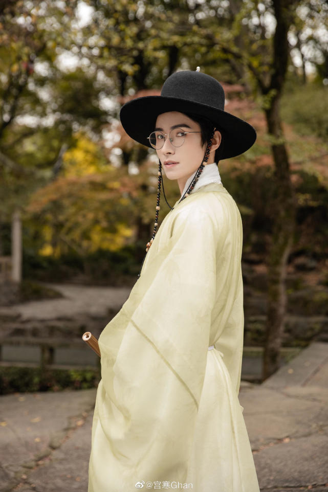 他在汉服圈丨汉服"男神"宫寒:"初生代"模特 曾是三维游戏动画师