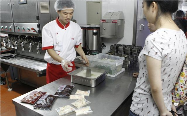 去海底捞洗碗吧!新加坡店洗碗工月薪1.7万!网友:还缺人吗?