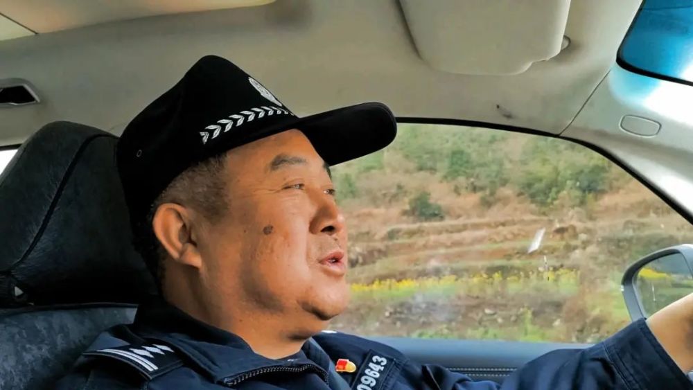 发扬三牛精神艰苦奋斗老黄牛苗乡警察吴老