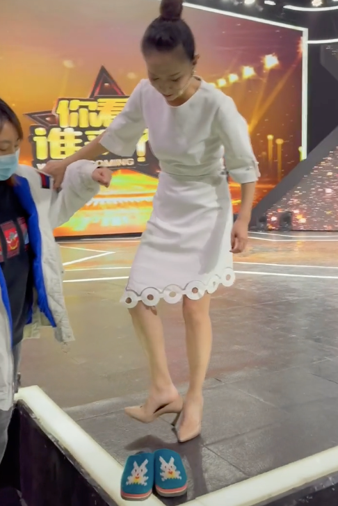 主持人王芳录完节目就脱鞋,累的直不起腰,全靠高跟鞋拯救身高!