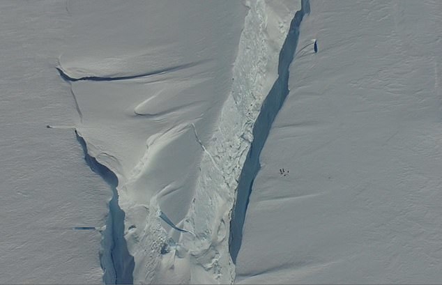 冰山|南极裂开大口子，1300平方公里冰山坠入大海！更大危机还在后面？