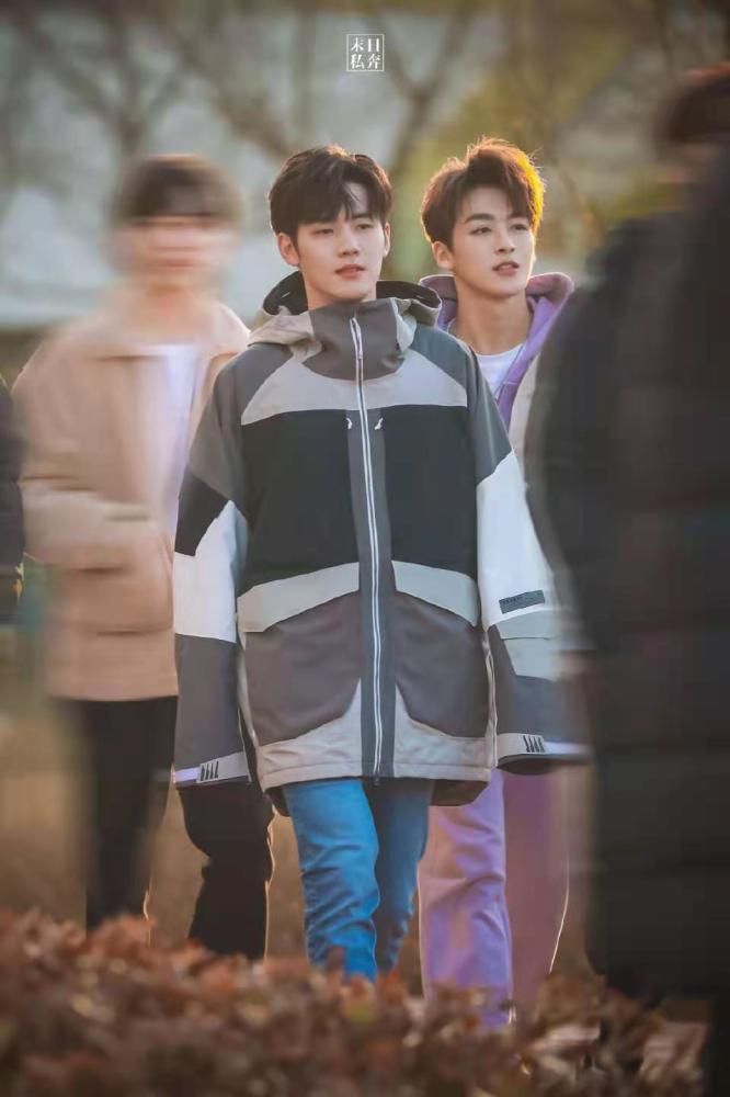 壁纸合集:r1se任豪(星光岛上的真情实感,烧烤里的烟火)_腾讯新闻