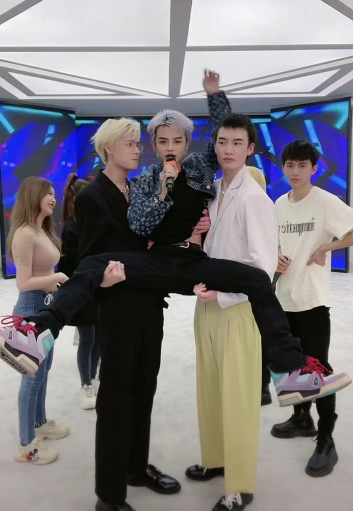 殷世航参加选秀展示唱跳实力跳男团舞看起来动作僵硬和女团站一起反而