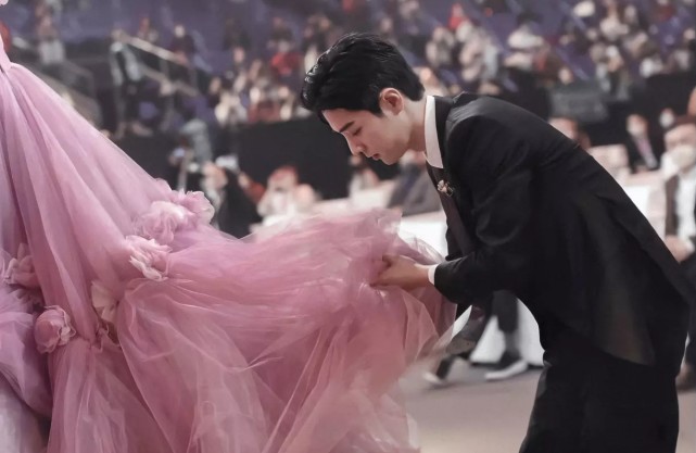 高糖画面肖战3次为杨紫提裙摆微笑对视那一刻看酸了