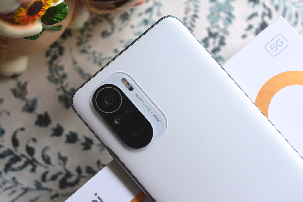 而redmi k40的相机部分可以说是十分的小巧且平整,整体看起来能够给人