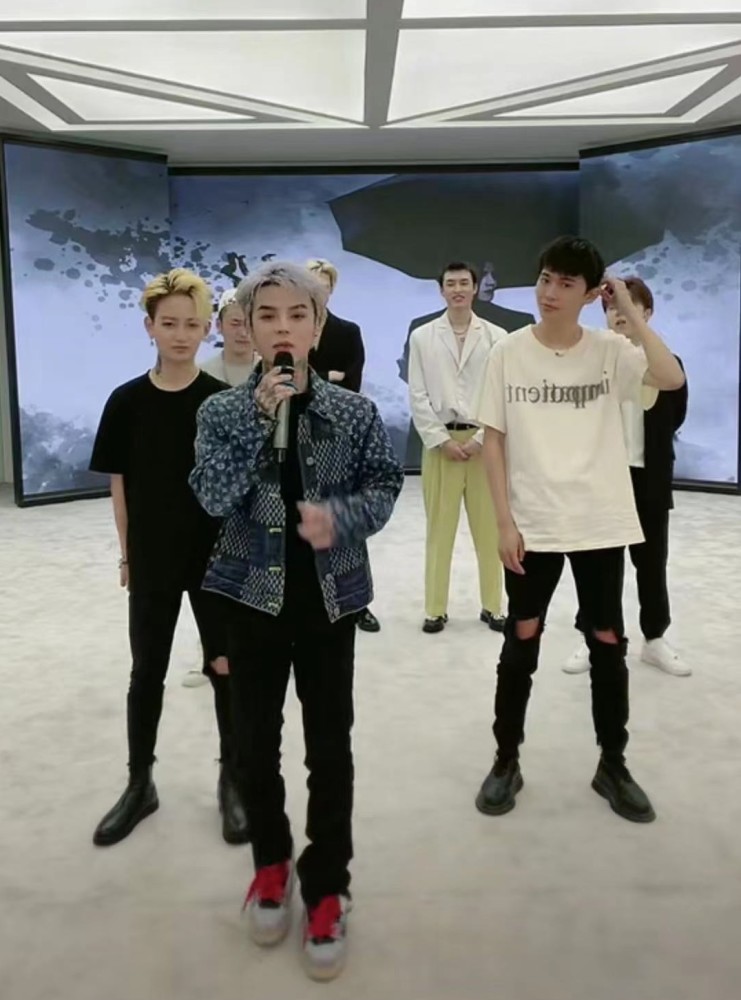 殷世航参加选秀展示唱跳实力跳男团舞看起来动作僵硬和女团站一起反而