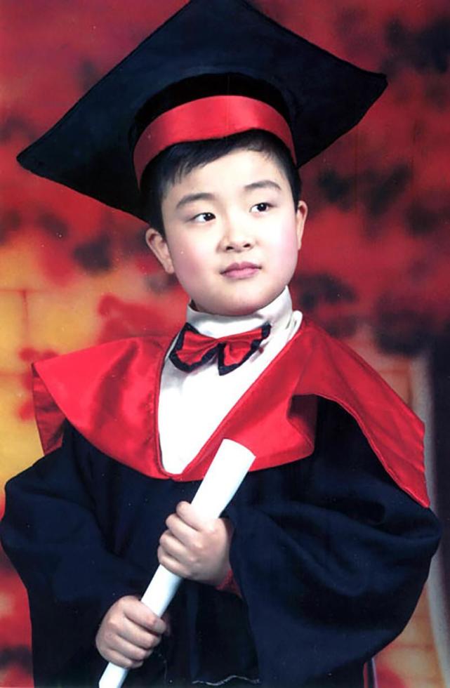 2011年,一张署名为" 五杠少年"的 黄艺博和同学 孙童的照片在网络上