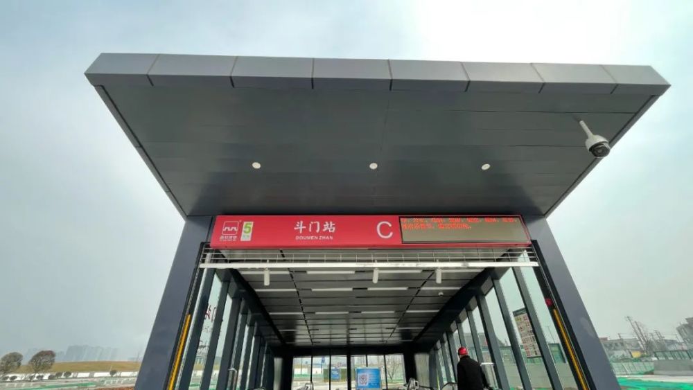 在交通方面,项目东门距离地铁斗门站的距离在约1km左右,处于中等较近