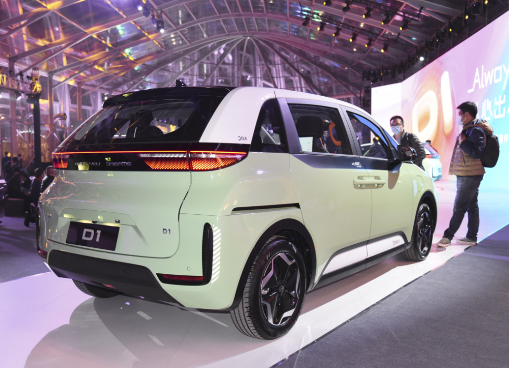 比亚迪小绿车单边电滑门续航418公里比五菱高级多了