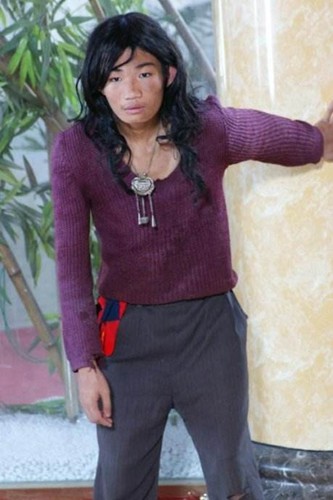 河南巨婴杨锁:走路父母抱,上厕所刨坑,父母走后23岁饿死在家中