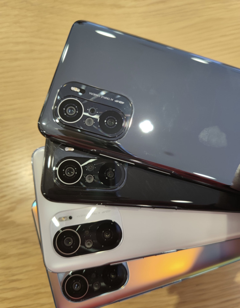 神仙颜色与11对比挖空最后呢,这个侧边指纹是真的舒服,用手指根本感觉