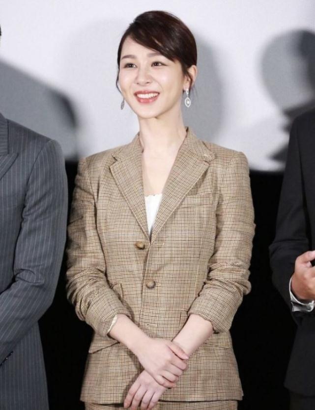 杨紫早该换新发型,穿西装更有女人味,29岁美到不敢认_腾讯新闻