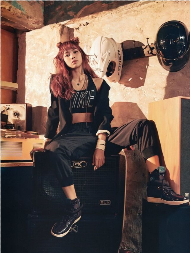 四个成员良好的家境 jennie留学, rose在国外长大,lisa泰国长大,jisoo