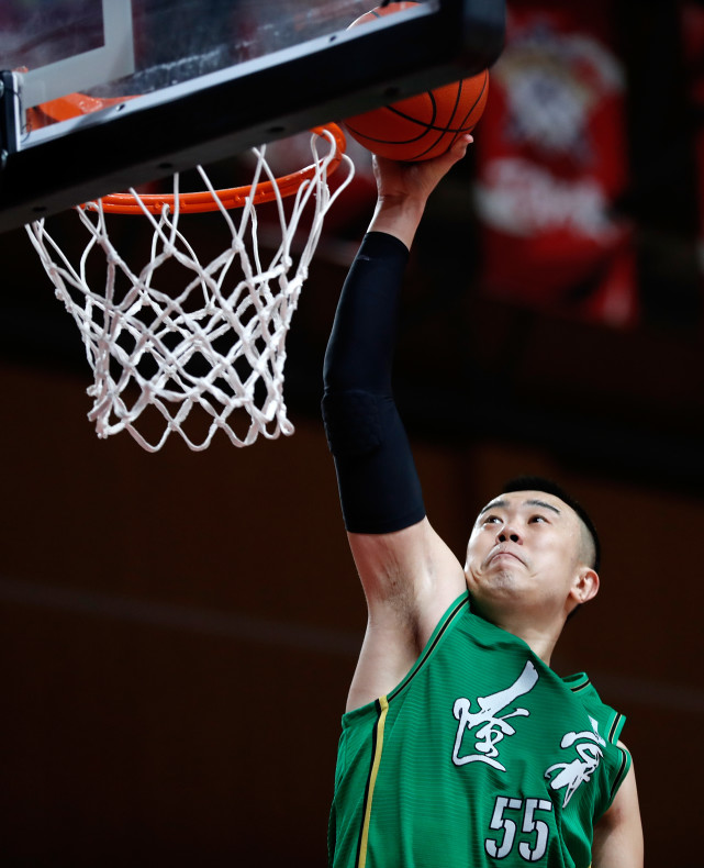3月1日,辽宁本钢队球员韩德君在比赛中扣篮.新华社记者 王丽莉 摄