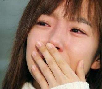 当女人掉眼泪时男人这三种表现一眼就能看出来她爱不爱你