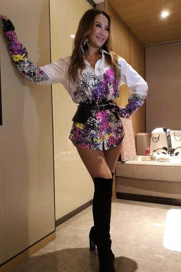 李玟coco气质开挂了!身穿紫色外套搭配半身裙,高贵又时髦_腾讯新闻