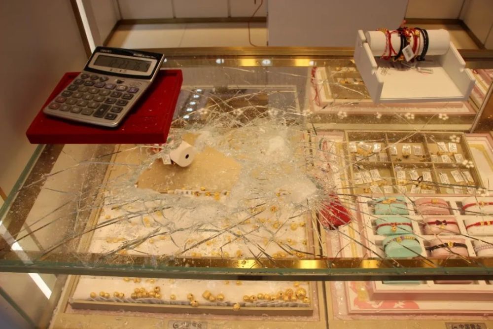 19岁女子持美工刀和铁锤抢金店警方通报已刑拘