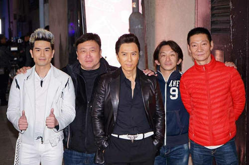 甄子丹和吴京勾肩搭背吃火锅力破不合传闻亲密关系不言而喻