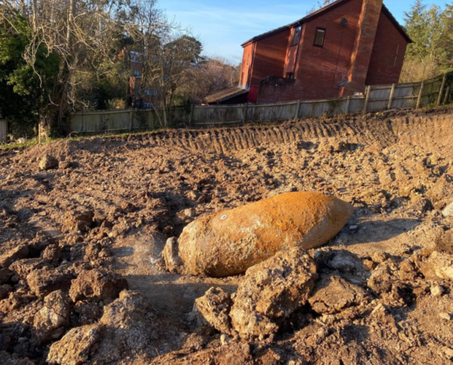 2000斤二战遗留炸弹在英被发现,引爆后炸出双层巴士大小的弹坑