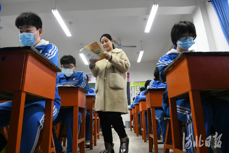 2021年3月1日,河北省邯郸市广平县第三中学初三(6)班教师在给学生讲课