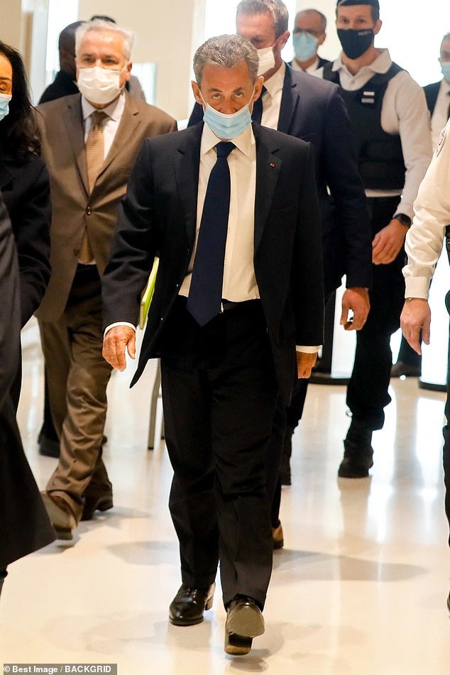 法国66岁前总统萨科齐被判有罪53岁超模妻子霸气亮相称战斗继续