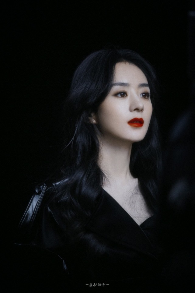赵丽颖合作nars全新时尚大片,红唇明媚病娇黑发,宛如黑夜里盛放的玫瑰
